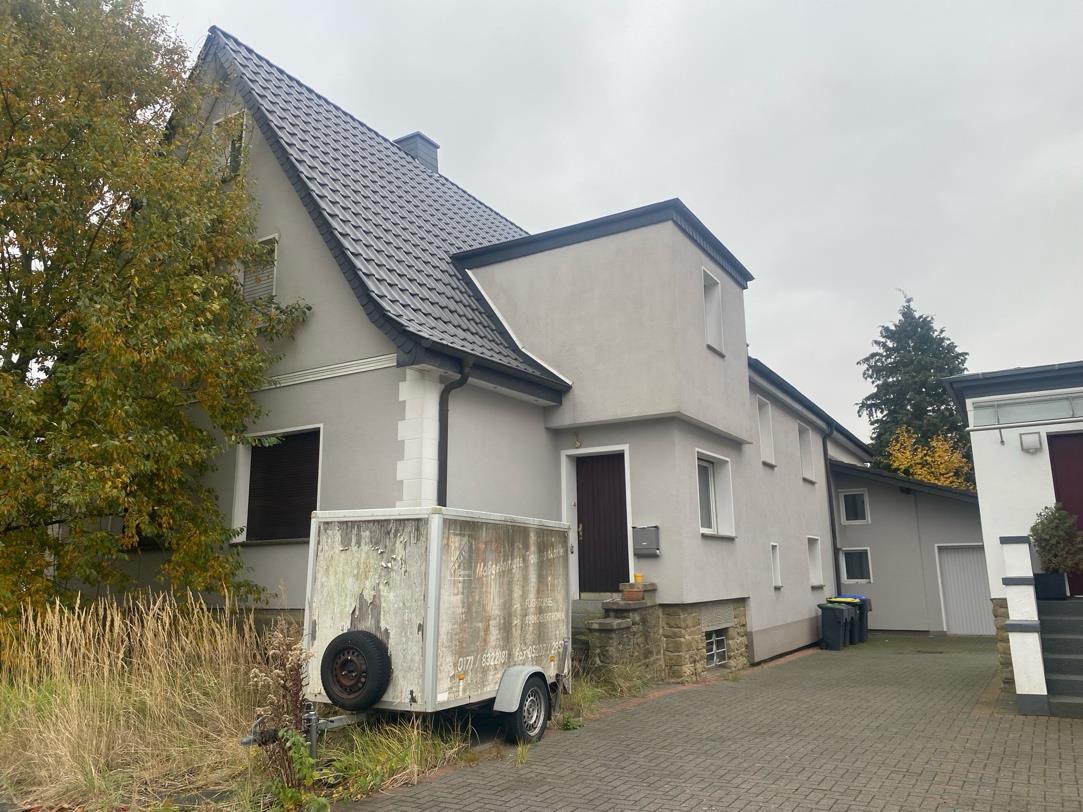 bebaut mit eingeschossigem Wohngebäude (BJ 1936) mit zweigeschossigem Anbau, ausgebautes Dach