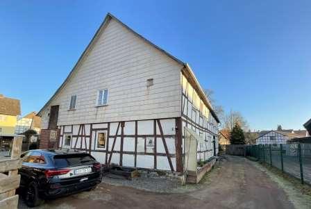 Einfamilienhaus mit Nebengebäude und Garage