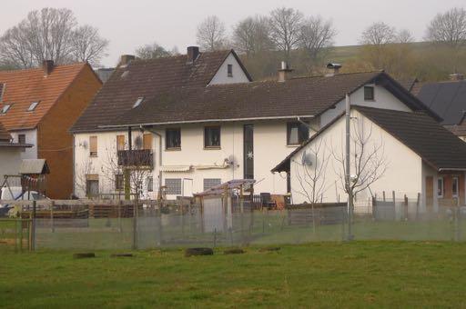 Hofanlage mit 3 Wohneinheiten, zwei Scheunen, Garage und Nebengebäuden
