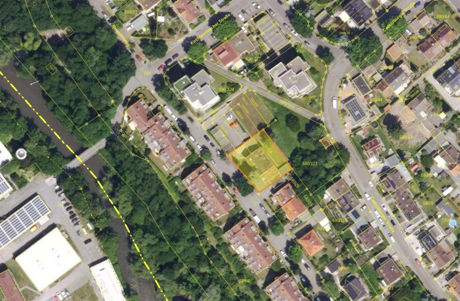 Vierfamilienhaus mit zwei Doppelgaragen