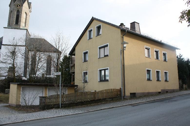 Zweifamilienwohnhaus mit Windfang, Doppelgarage
