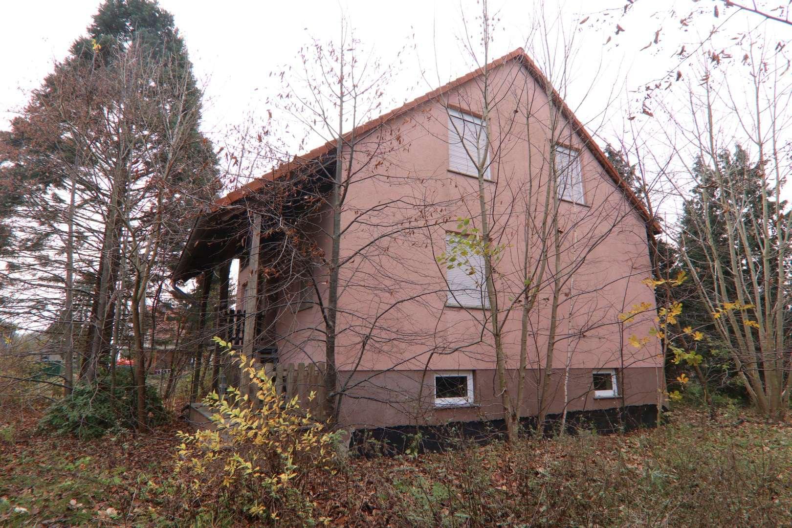 Einfamilienhaus, Doppelgarage, 2 Schuppen