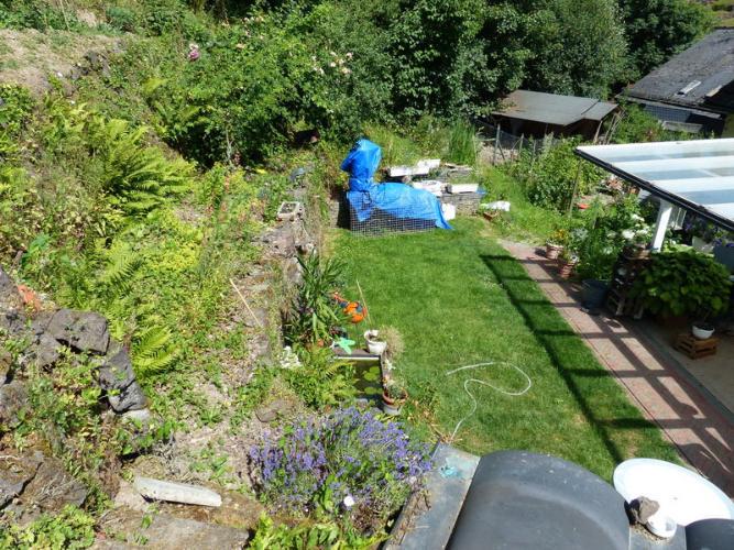 mit einem Zweifamilienhaus bebautes Grundstück sowie die mit einem ehemaligen Wohnhaus und einsturzgefährdeten Scheunenbauten bebauten Grundstücke