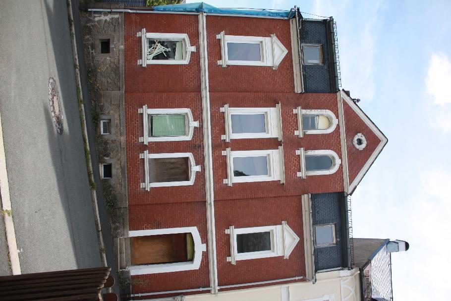 Wohnhaus mit Garage