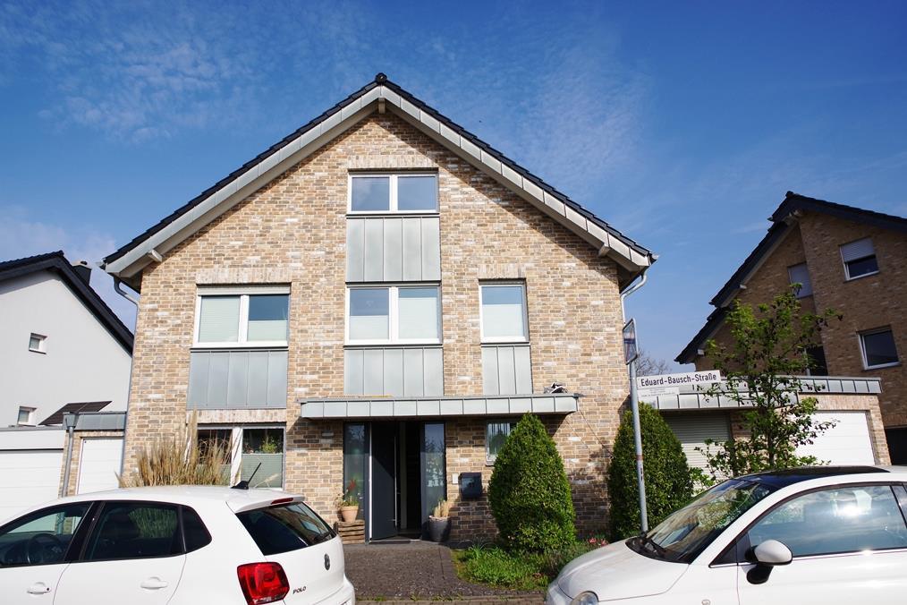 Garage, Einfamilienhaus, Einfamilienhausgrundstück mit zwei Einzelgaragen