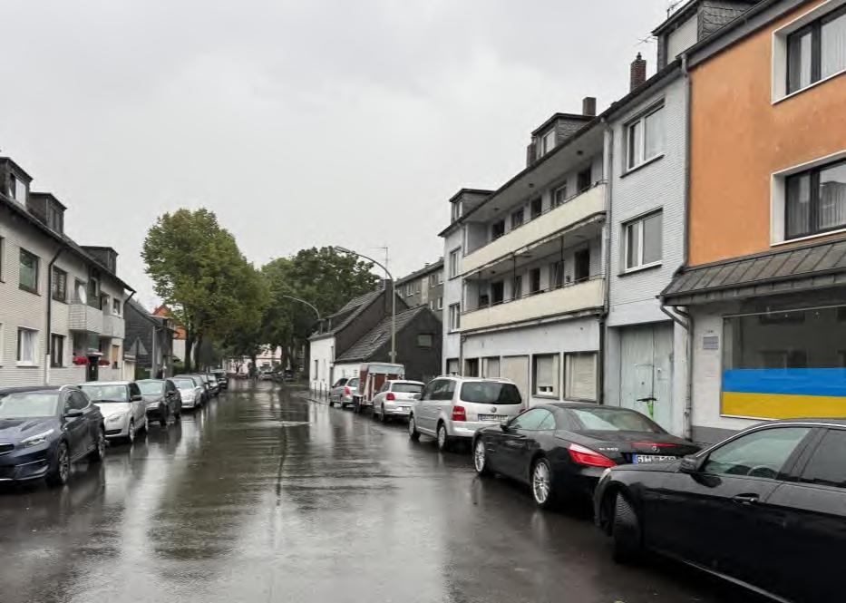 Mehrfamilienhaus und drei Garagen