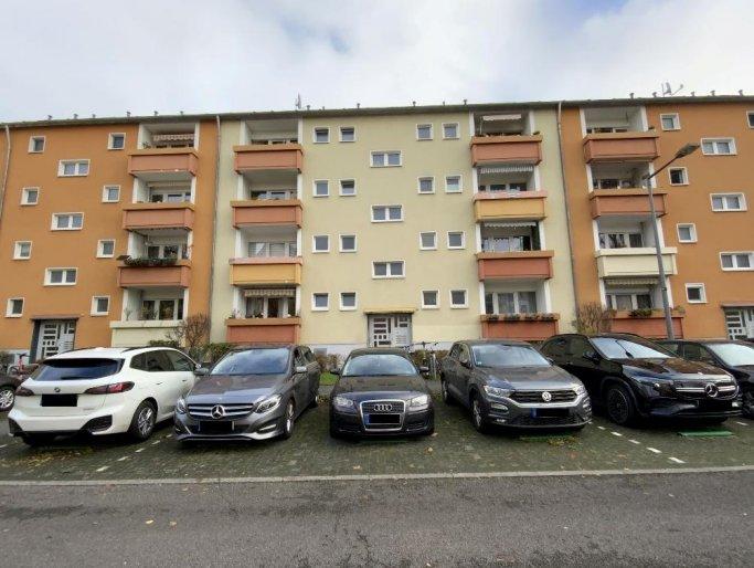 Kfz-Stellplatz, Eigentumswohnung (3 bis 4 Zimmer)
