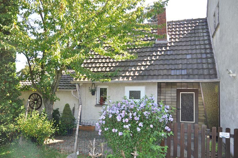 Garage, Einfamilienhaus mit mehreren Anbauten und Nebengebäuden, Carport