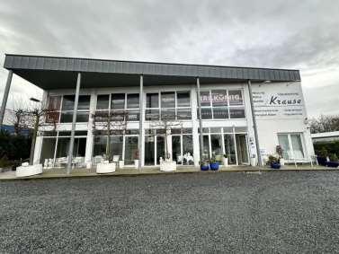 Gewerbeeinheit (z.B. Laden, Büro), Zwei Büroeinheiten, Lagerhalle mit Büro und Sozialtrakt, Doppelgarage, Anbau