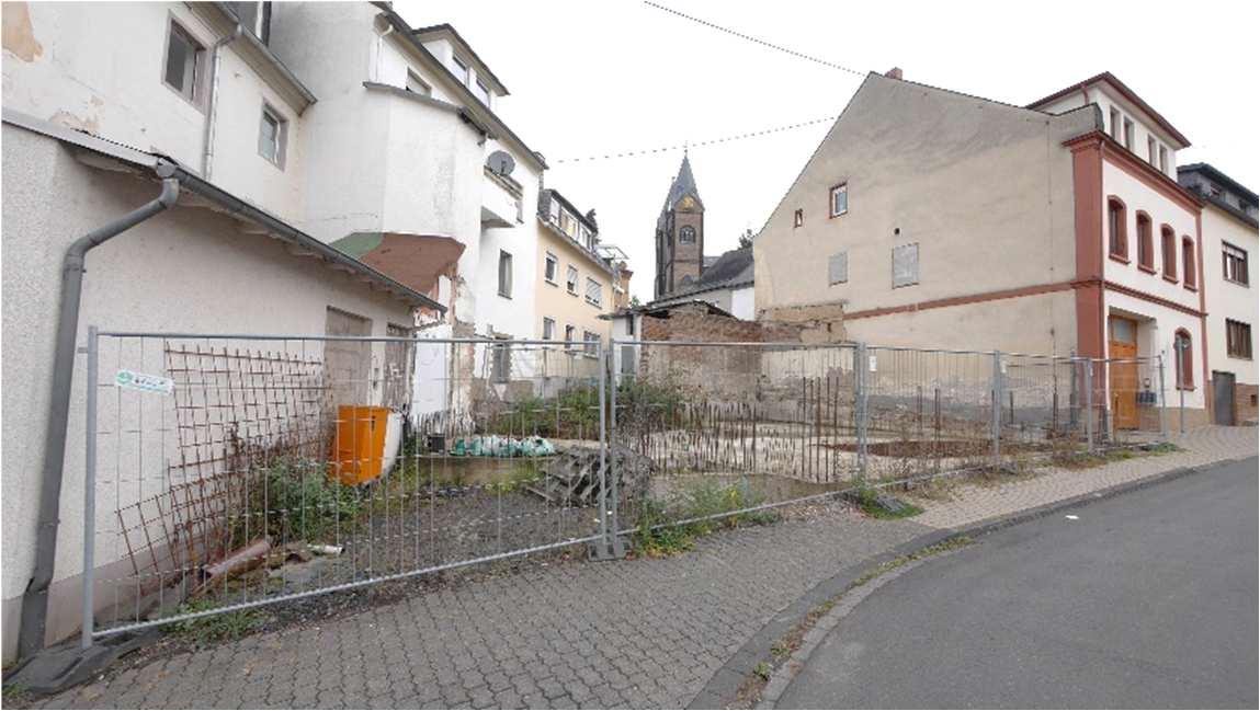 Mehrfamilienhaus, bestehend aus 4 Wohnungen und 4 Stellplätzen
