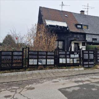 Einfamilienhaus-Doppelhaushälfte