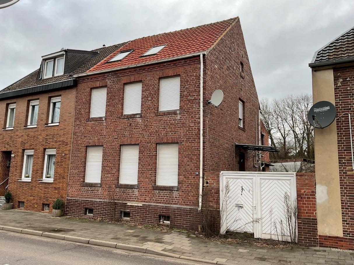 Doppelhaushälfte, Carport und Anbau