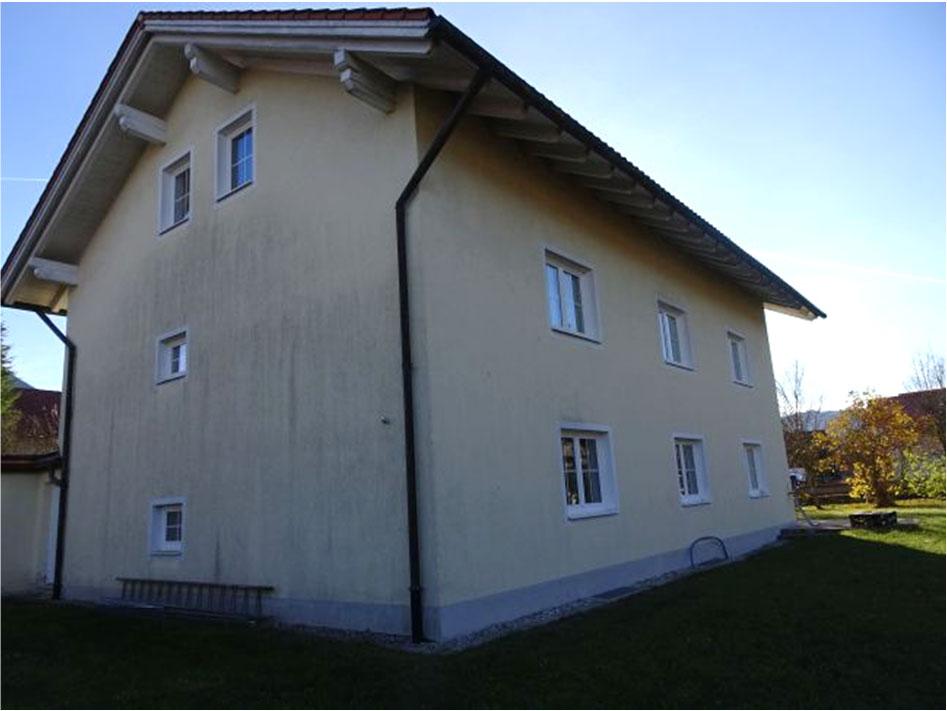 Mehrfamilienhaus und Garage