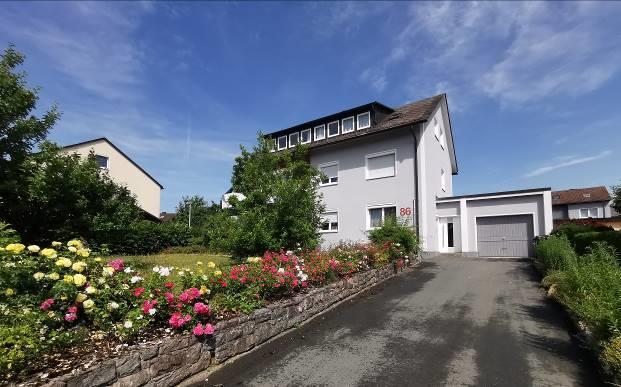 Mehrfamilienhaus mit Massivgarage und Fertiggarage