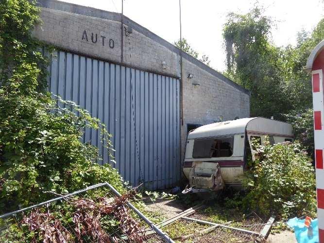 abrissbedürftige Halle und ein Unterstand bebaute Grundstück