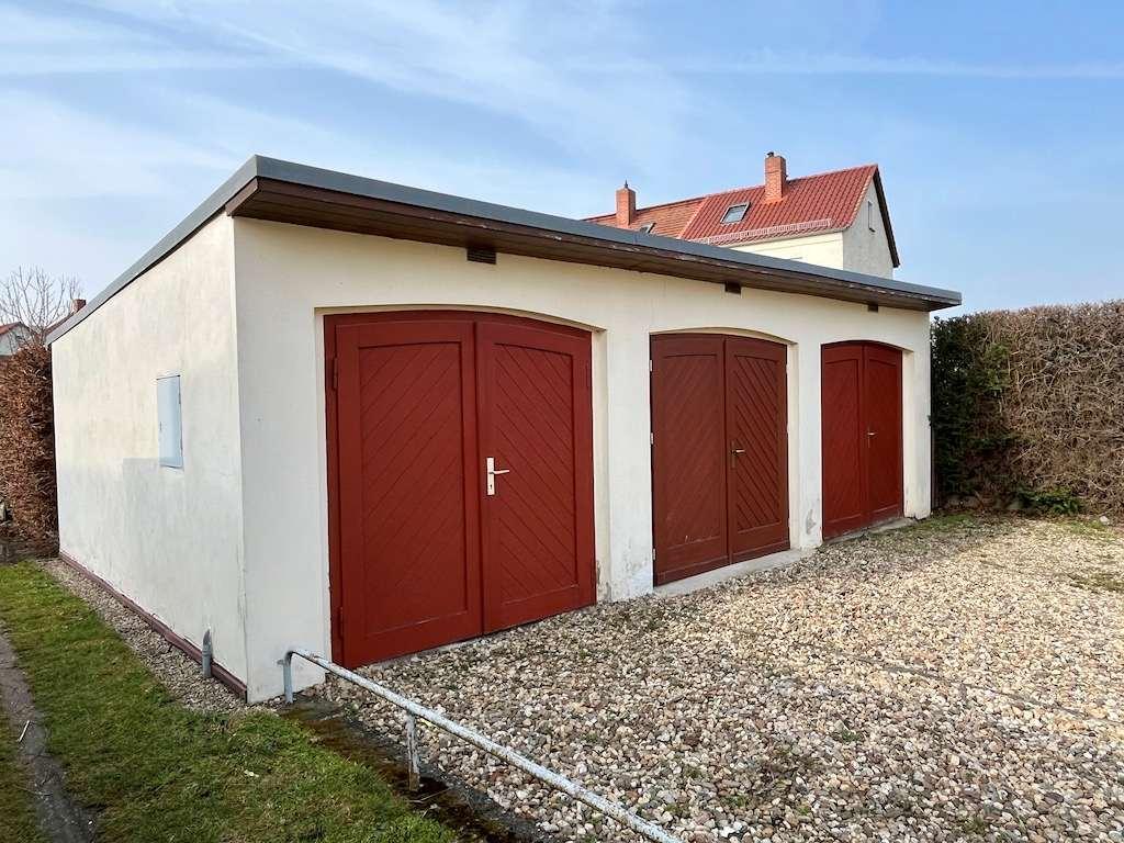 Sonstiges, Reihengarage mit PKW-Stellplatz