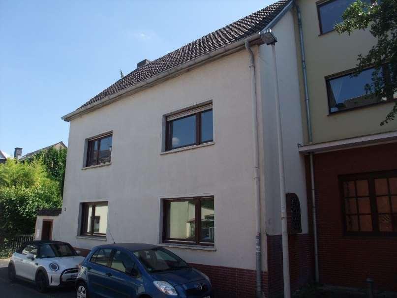 Einfamilienhaus mit Nebengebäude, Garage, Kfz-Stellplatz