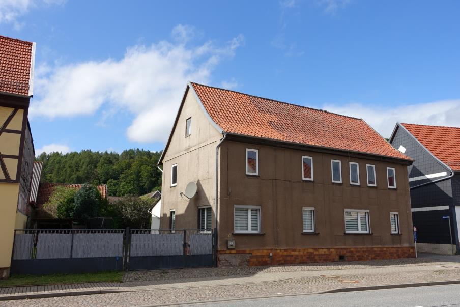 Wohnhaus mit Nebengebäude