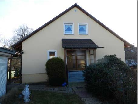 Ein-/Zweifamilienhaus mit zwei Garagen