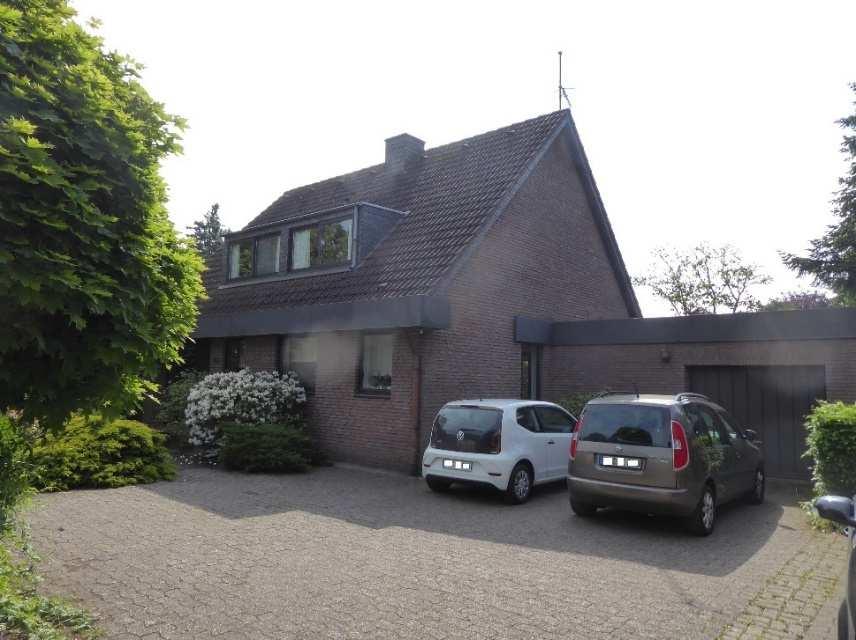 Einfamilienhaus mit Garage und Wegeanteile