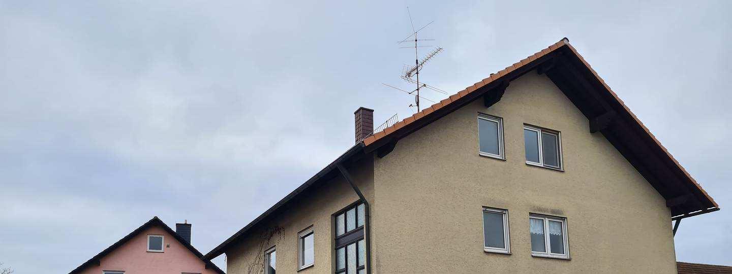 Mehrfamilienhaus, Garage, unbebautes Grundstück