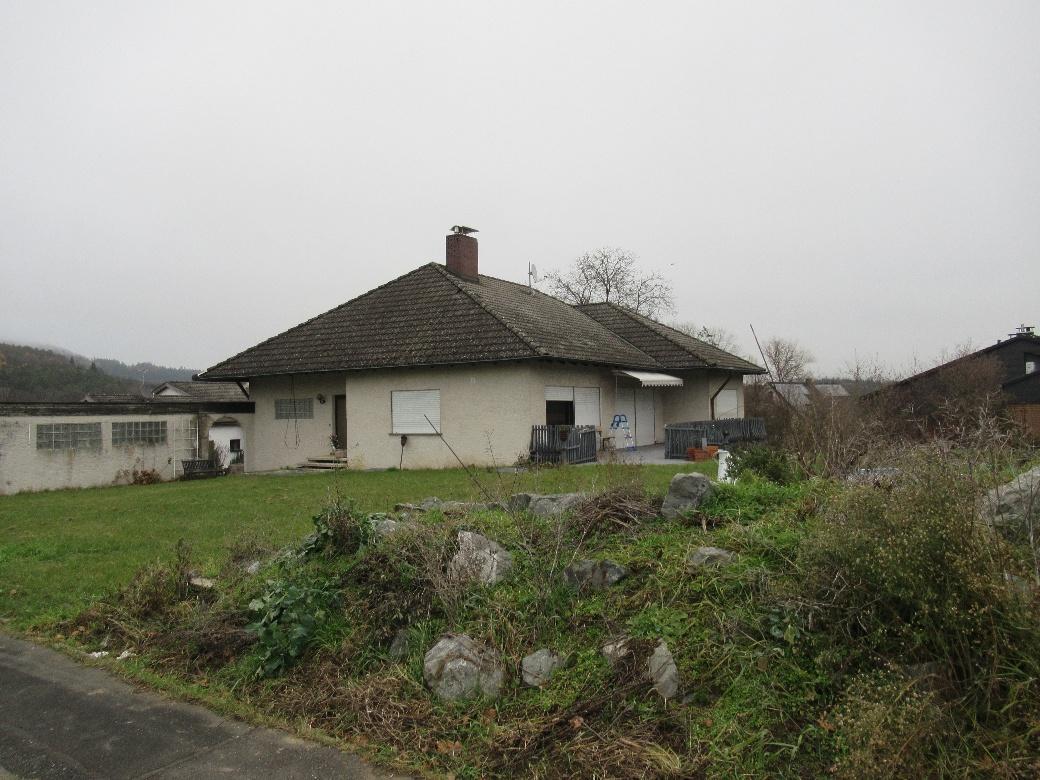 Wohnhaus, Garagen