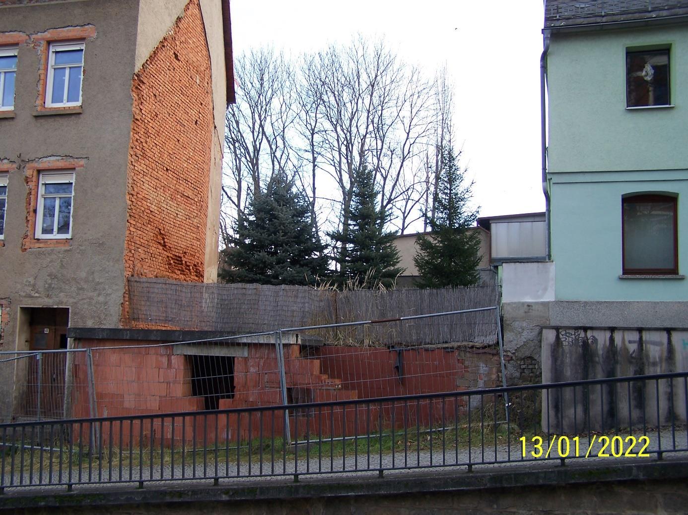 Grundstück bebaut mit Kellerrohbau