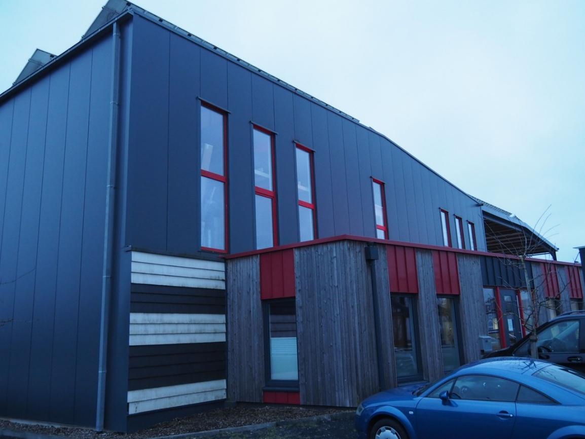 gewerblich genutztes Grundstück, Kfz-Stellplatz, Gewerbeeinheit (z.B. Laden, Büro), Betriebsgebäude mit Halle, überdachtem Außenlager, Büros