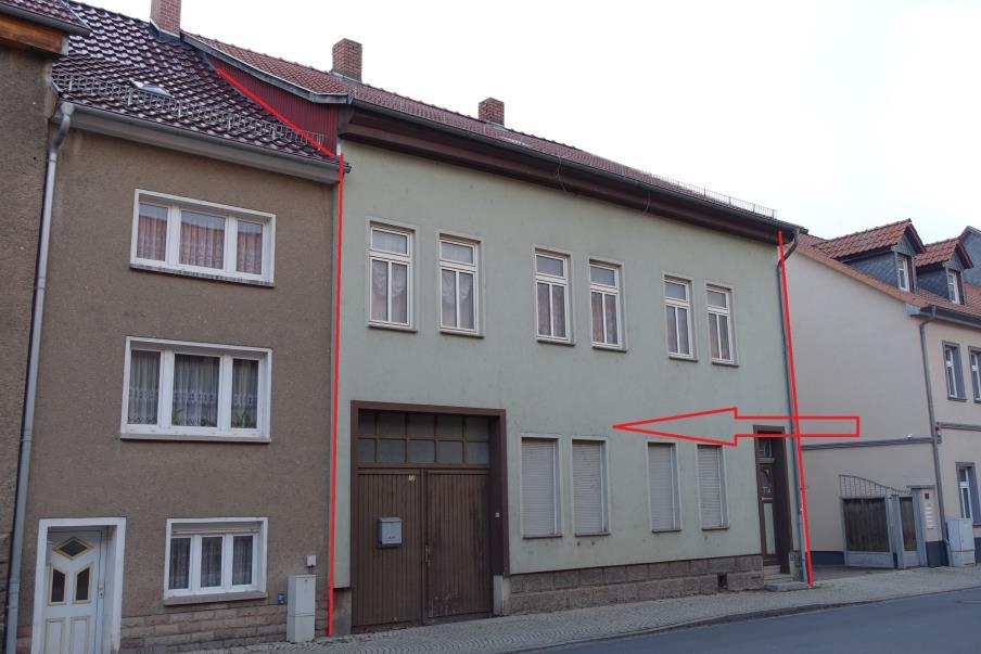 Wohnhaus mit überbauter Torfahrt und rückwärtigen Nebengebäude