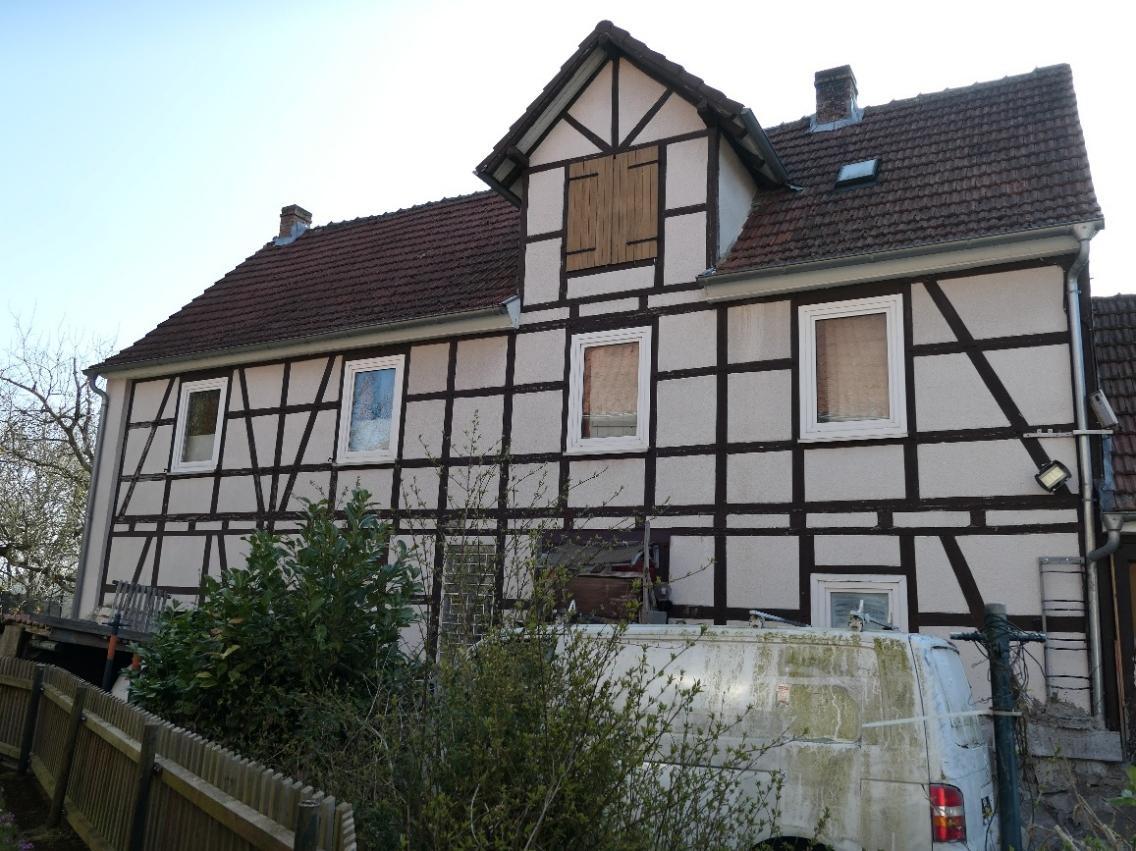 Einfamilienhaus, Garage, unbebautes Grundstück