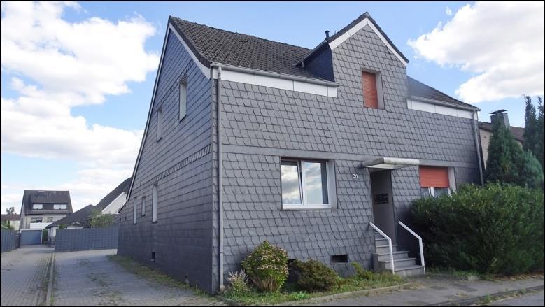 Garagenzeile, Dreifamilienhaus