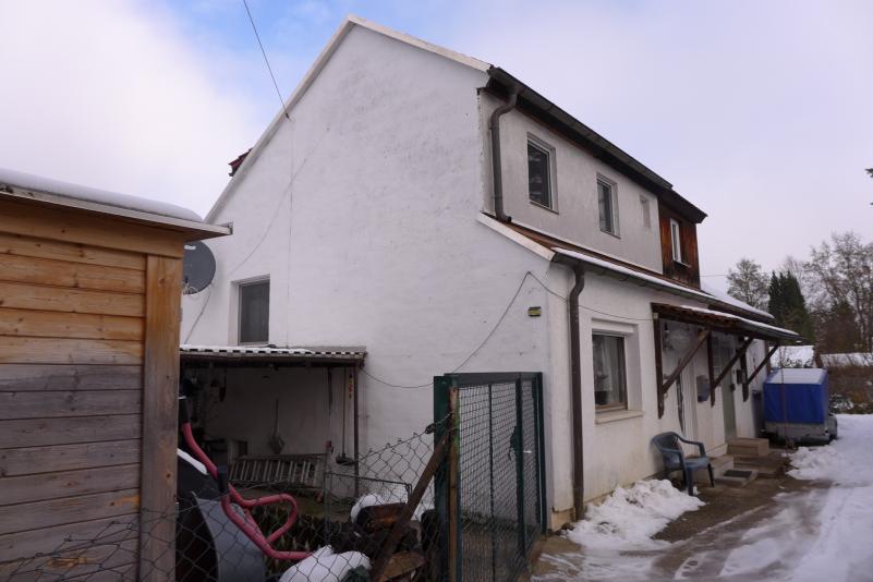 kleine Doppelhaushälfte mit Erweiterungsbau und anschließendem Nebengebäude