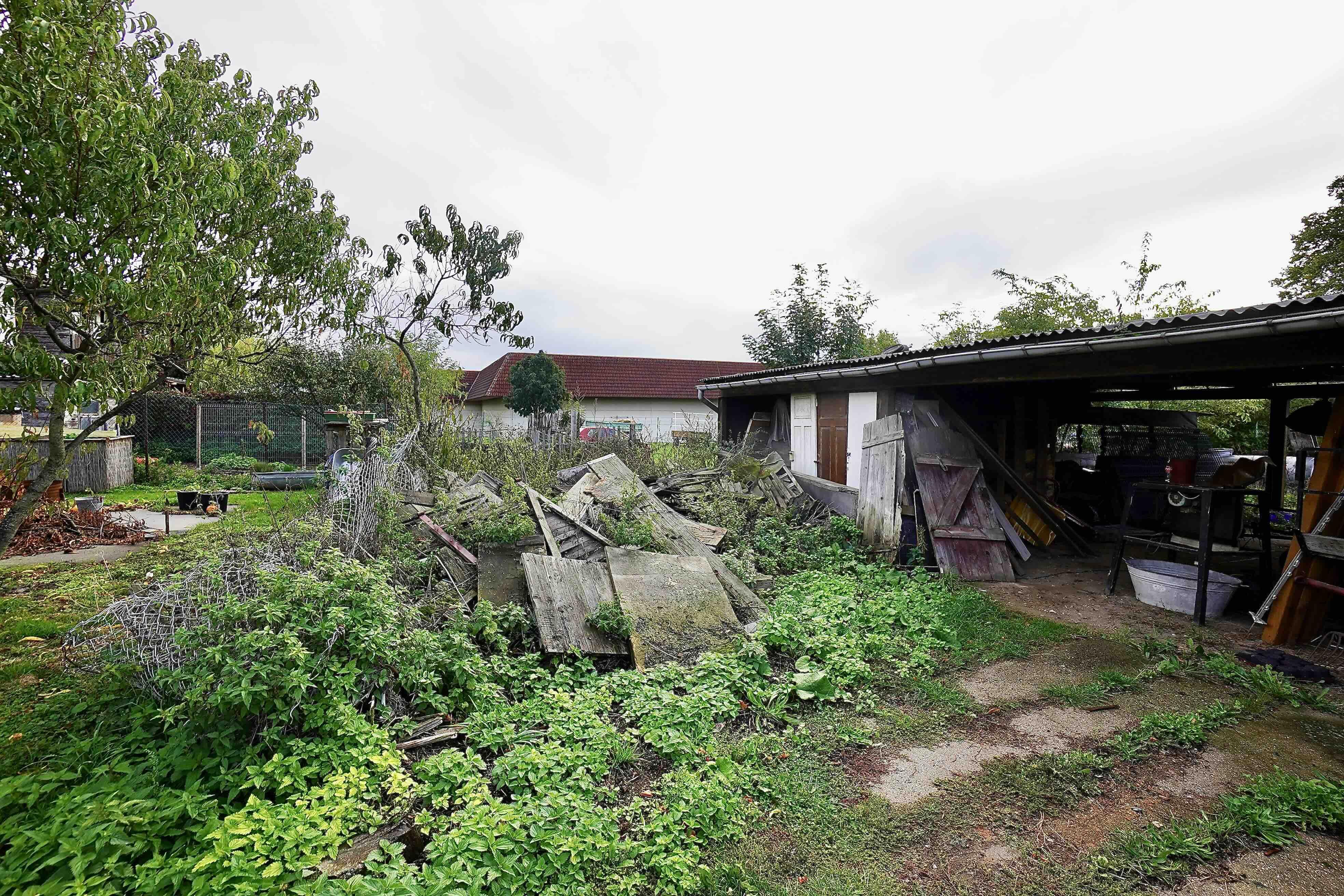 unbebaute Grundstücke mit Gartenland und Pferdekoppel und Grundstück mit Wohnhaus