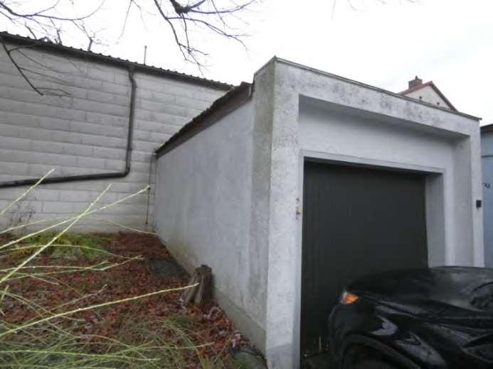Einfamilienhaus und Garage