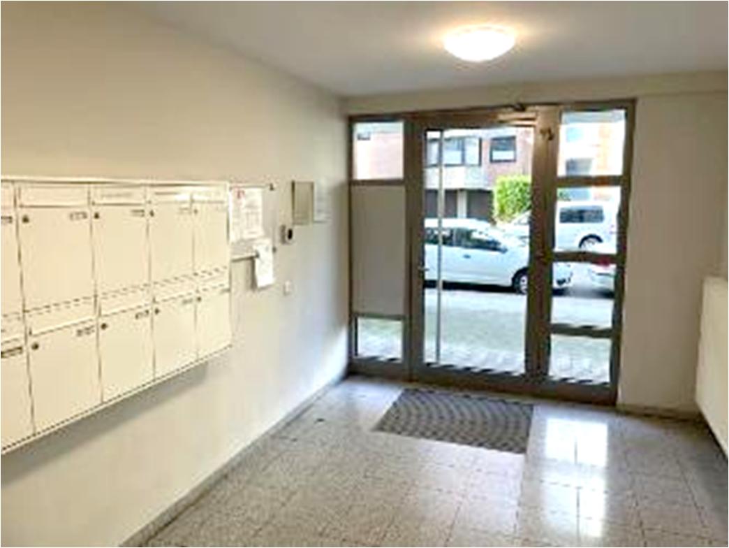 Eigentumswohnung (3 bis 4 Zimmer), Wird abweichend von der Teilungserklärung zusammen als 1 Einheit genutzt. Sondernutzungsrecht an einem Tiefgaragenstellplatz in einem Doppelparker unten