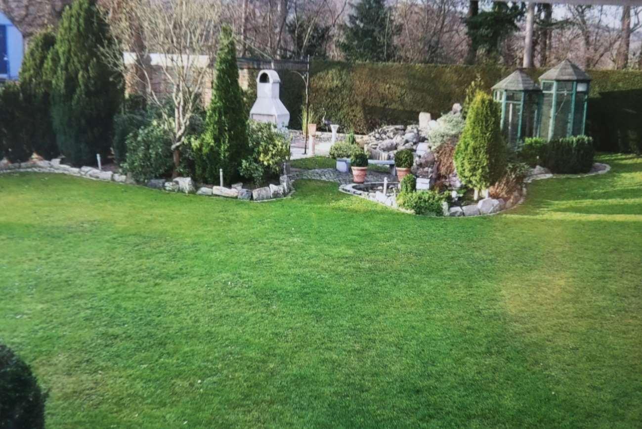 Zweifamilienhaus, Garage, Gartenfläche