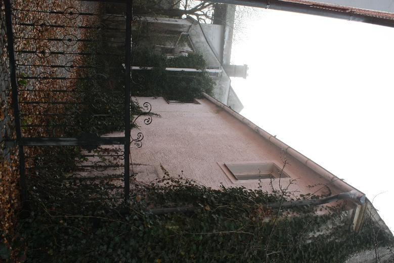 Grundstück mit abrissreifen zweigeschossigen Gebäude bebaut