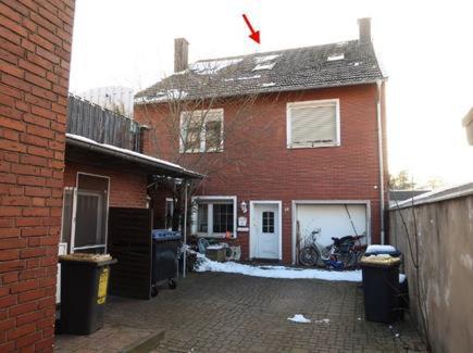 Einfamilienhaus, Es handelt sich um zwei mit einem mehrseitig grenzständigen und hinterliegenden Einfamilienhaus mit baulich integrierter Garage bebaute Grundstücke als wirtschaftliche Einheit. Eine Besichtigung war nur vom öffentlichen Verkehrsraum aus möglich (keine Innenbesichtigung). Es liegen Besonderheiten vor.