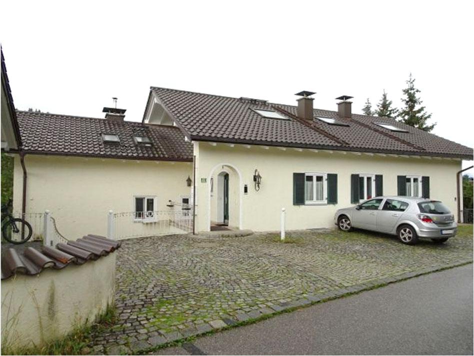 Einfamilienhaus mit Einliegerwohnung, Doppelgarage und Carport