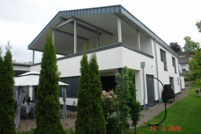 Zweifamilienhaus, mit seperatem Garagengebäude