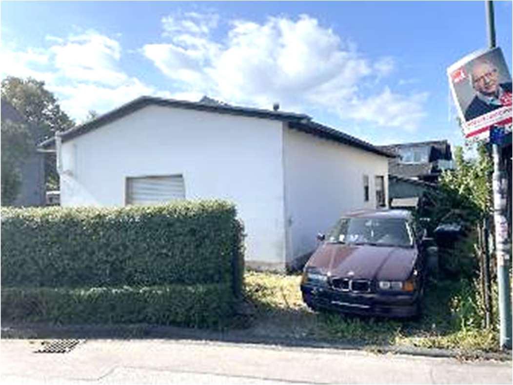 Zweifamilienhaus, Einfamilienhaus, EFH mit mehreren Holzschuppen, ZFH mit Schuppen- und Carportanbauten