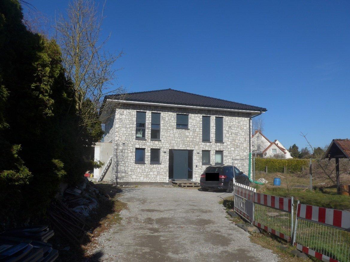 Einfamilienhaus und Garage