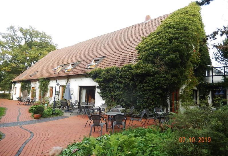ehemaliges landwirtschaftliches Anwesen mit umgenutzem Wohn- und Wirtschaftsgebäude zu einem Bauernhofcafe mit Wohnung sowie Stall- und Scheunengebäude und Ländereien