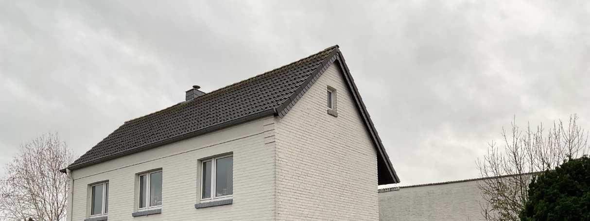 Wohnhaus mit Anbauten, Scheune und Schuppen sowie ds unbebaute Wegegrundstück