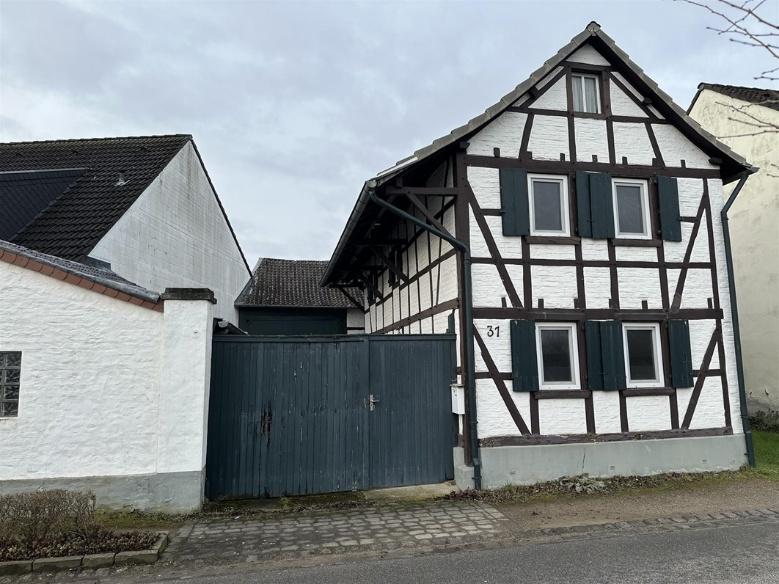 Einfamilienhaus, und Nebengebäude 2x Stall, 1x Scheune