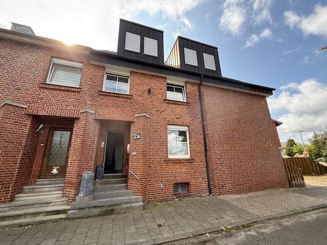 Einfamilienhaus nebst Anbau als Zweifamilienhaus, unterkellert