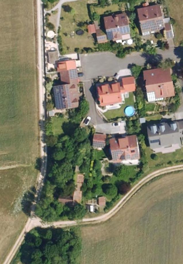 unbebautes Grundstück, Wohnhaus mit Anbau und Scheune
