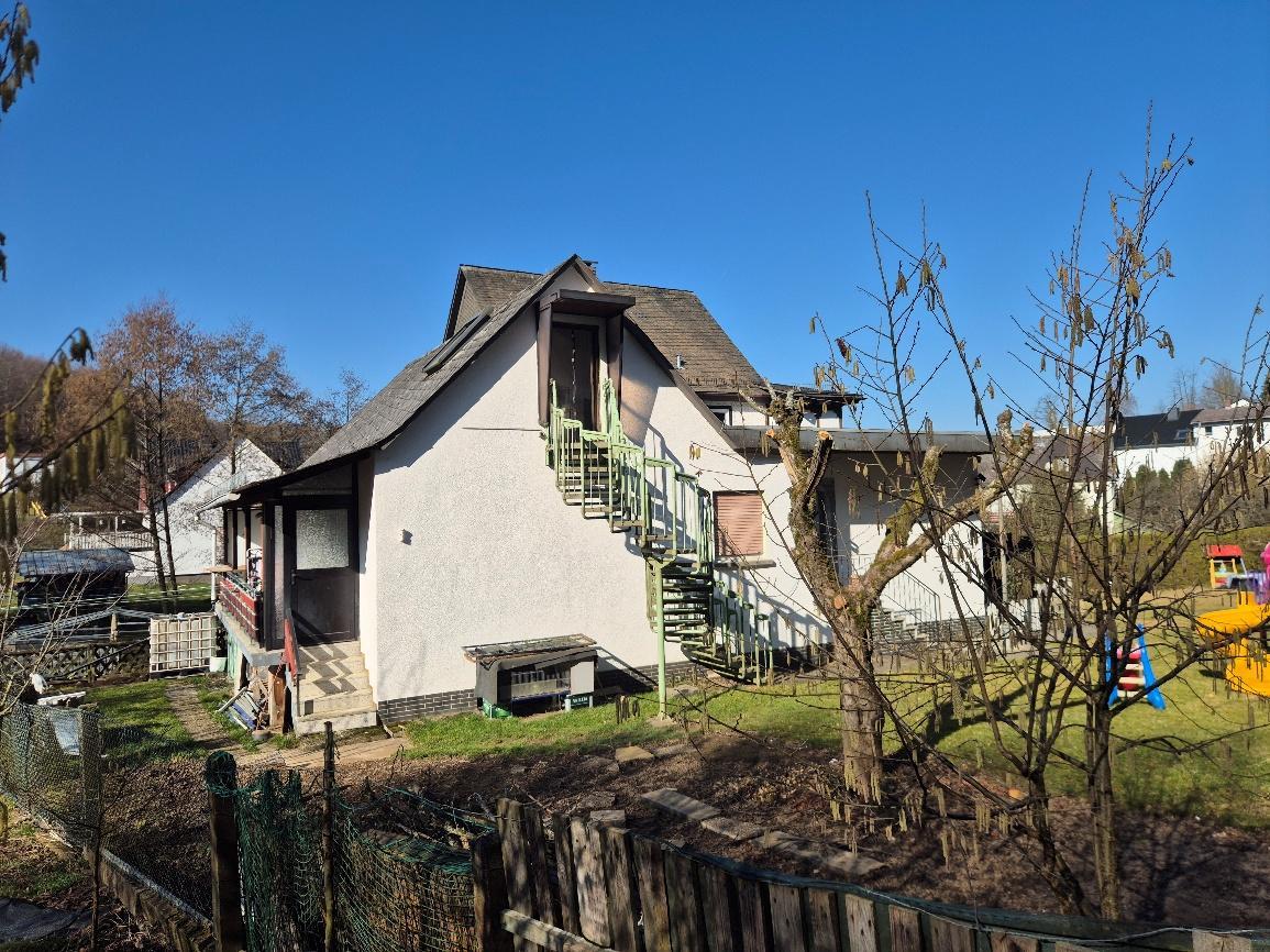 Zweifamilienhaus, Eigentumswohnung (3 bis 4 Zimmer)
