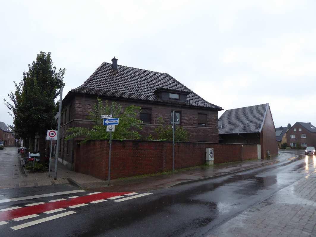 Zweifamilienhaus, Nebengebäude und Scheune