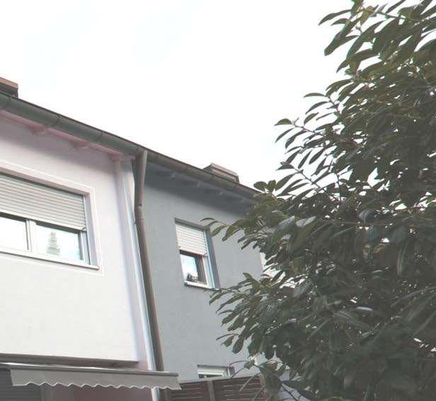 Reihenmittelhaus und Verkehrsfläche